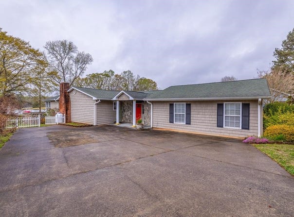 423 Coggins Shore Road, Inman, SC 29349