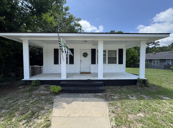 122 S 5th Street, Spring Lake, NC 28390