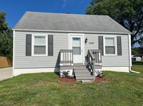 4226 Fargo Avenue NE, Louisville, OH 44641