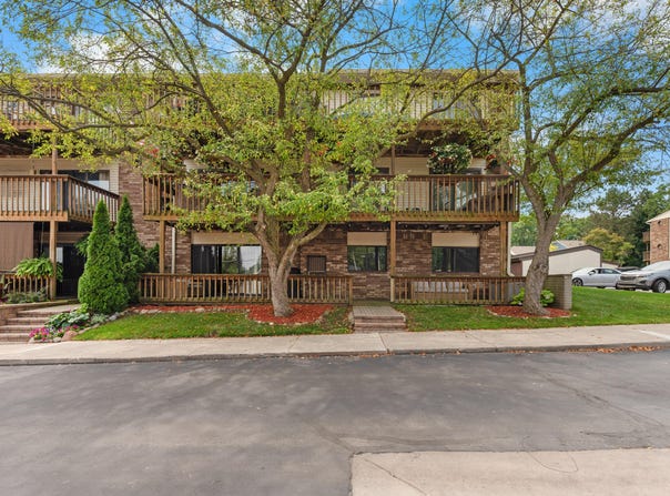 875 S Pontiac Trail, Walled Lake, MI 48390