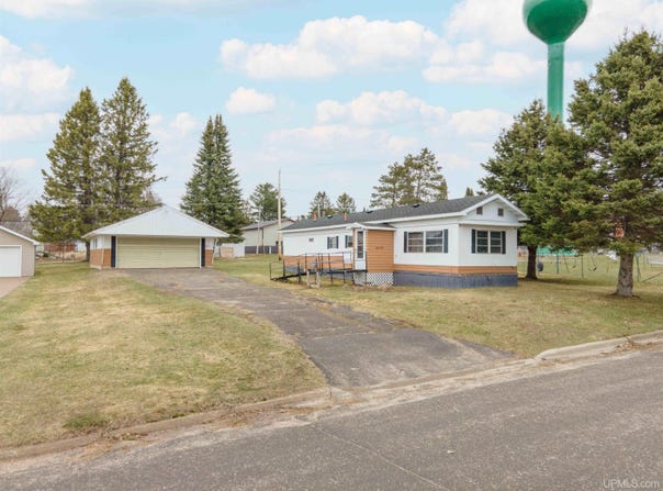 35 Oakwood, Gaastra, MI 49927