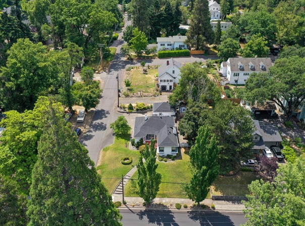 1332 E Main Street, Medford, OR 97504