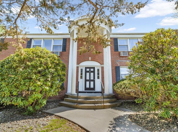 8 Bon Aire Cir, Suffern, NY 10901