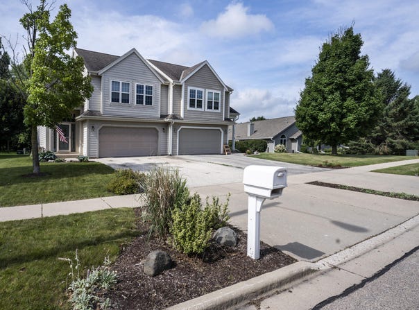 1406 S Silverbrook Dr, West Bend, WI 53095