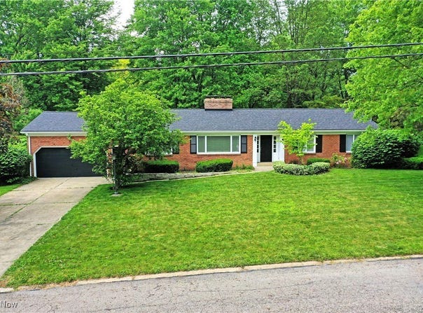 8615 Squirrel Hill Drive NE, Warren, OH 44484