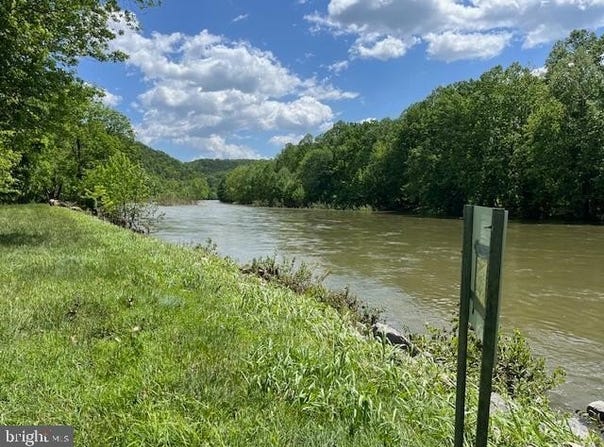 28 BLUFFS ROAD, SPRINGFIELD, WV 26763