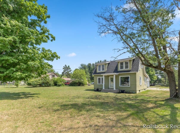 1408 E Pine Hill Avenue, White Cloud, MI 49349