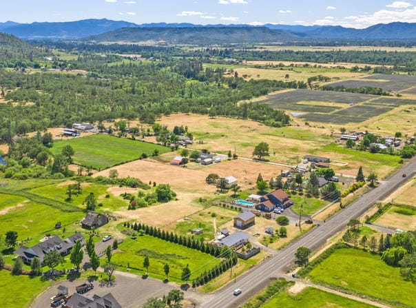 145 Highway 234, Eagle Point, OR 97524