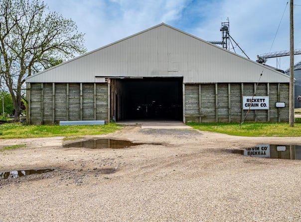300 S BROADWAY Street, Manito, IL 61546