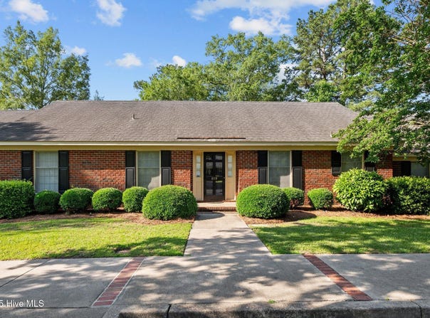 809 Greenbriar Road, Kinston, NC 28501