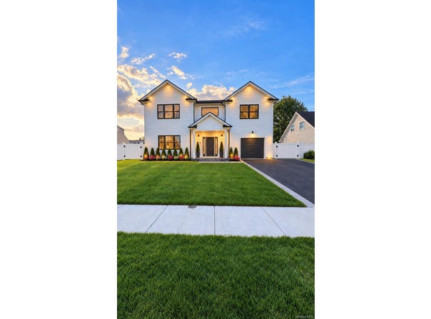 12 Slate Lane, Levittown, NY 11756