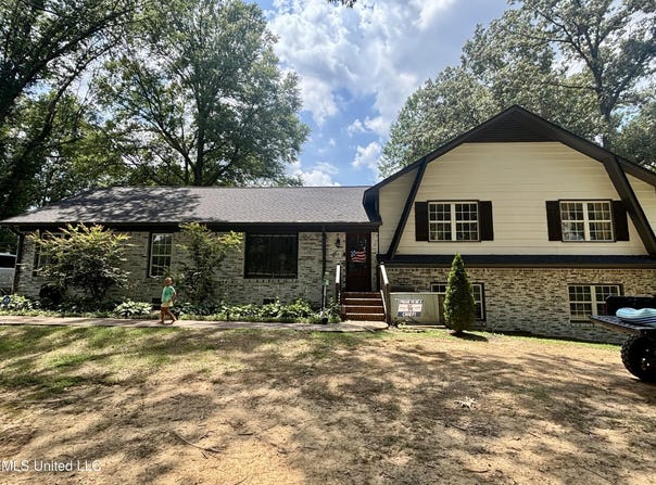 696 Country Club Drive, Senatobia, MS 38668