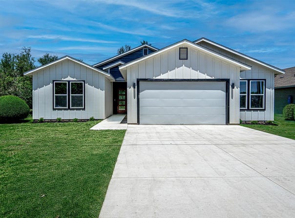 136 E Pauwela LN, Bastrop, TX 78602