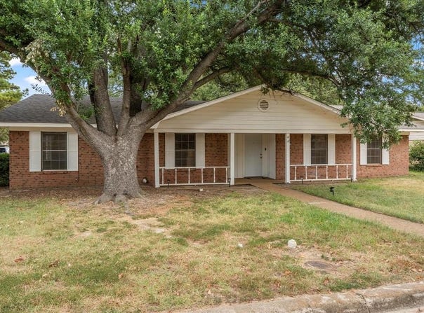 1801 S Florey Avenue, Mount Pleasant, TX 75455