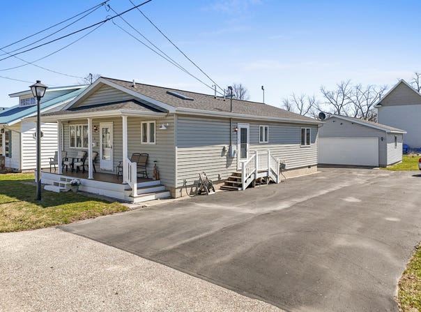104 Wells Street, Houghton Lake Heights, MI 48630