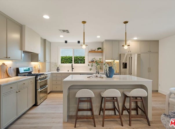 23445 Sylvan St, Woodland Hills, CA 91367