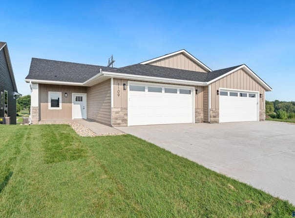 1109 S Foss Ave, Sioux Falls, SD 57110
