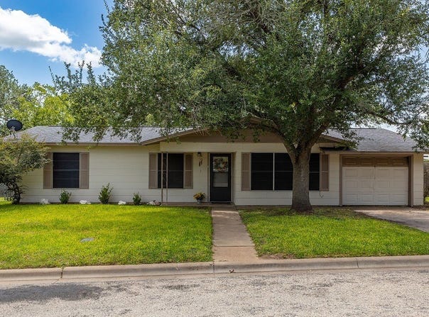 810 S Welhausen Avenue, Shiner, TX 77984