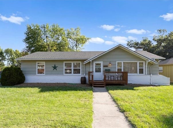 1606 NE 68TH Place, Gladstone, MO 64118