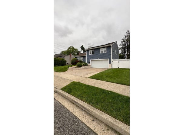 10 Cranberry Ln, Plainview, NY 11803