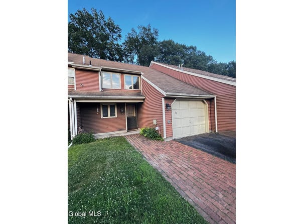 38 Commonwealth Drive, Bethlehem, NY 12077