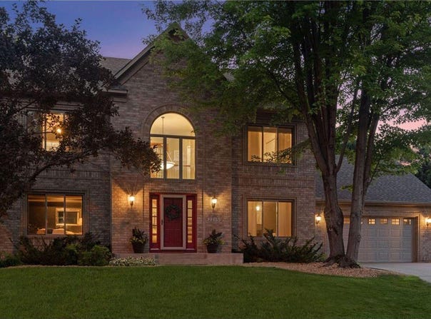 2215 Stone Creek Lane E, Chanhassen, MN 55317
