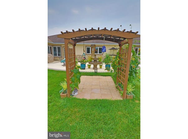 2440 WATER VALLEY ROAD, LANCASTER, PA 17603