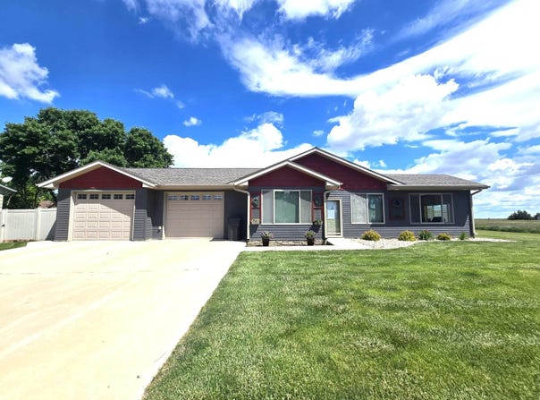 909 E 4th St, Miller, SD 57362