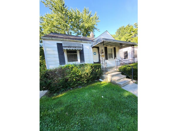 19716 Kenosha Street, Harper Woods, MI 48225