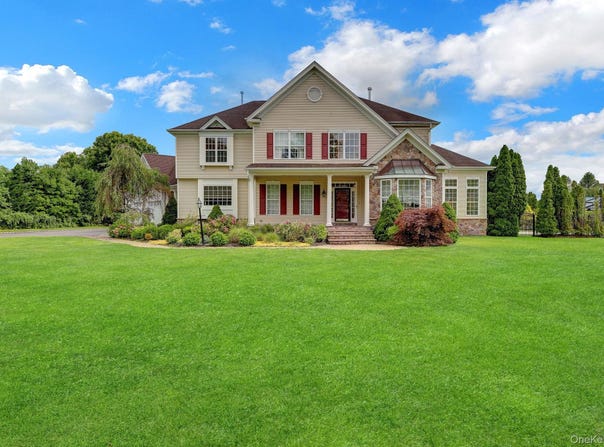 7 Brookline Court, Wading River, NY 11792
