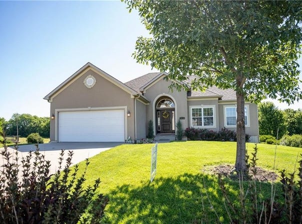 19327 Tomahawk Lane, St Joseph, MO 64505