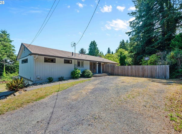 1300 INGERSOLL ST, Coos Bay, OR 97420