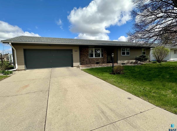 309 E Fairway Dr, Luverne, MN 56156