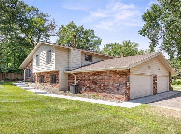 2304 Wildwood Trail, Minnetonka, MN 55305