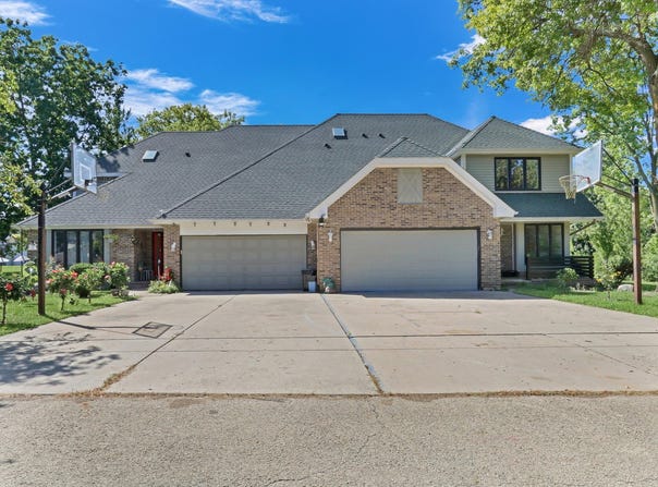 3947 Blackstone Avenue, Gurnee, IL 60031
