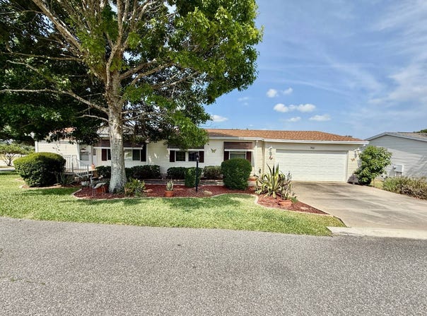 702  E Norman St, Lady Lake, FL 32159