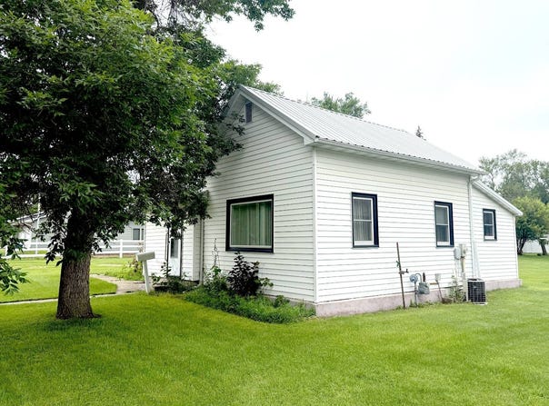 208 4th Ave NE, Clark, SD 57225