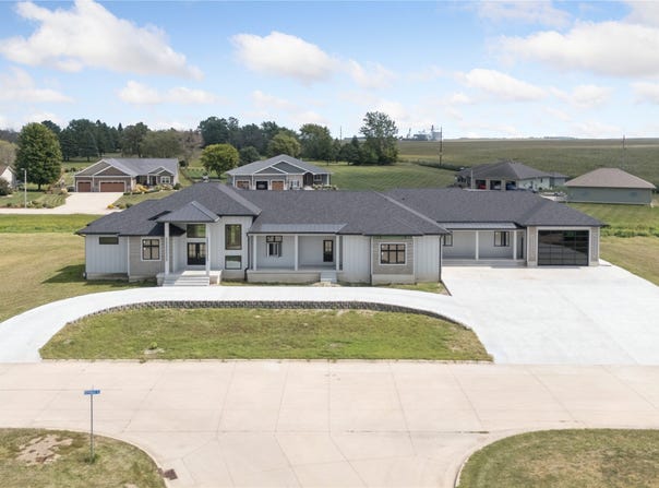 1312 Schmalle Circle, Belmond, IA 50421