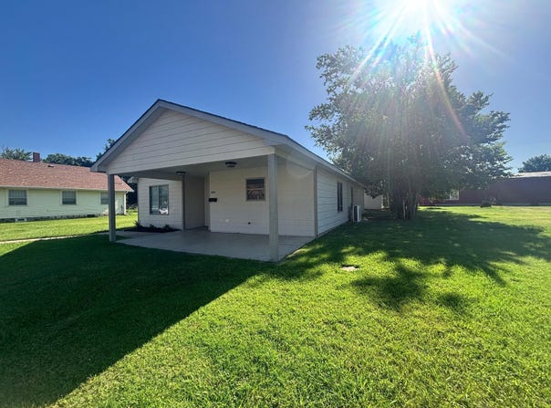 808 N Walnut St, Hutchinson, KS 67501