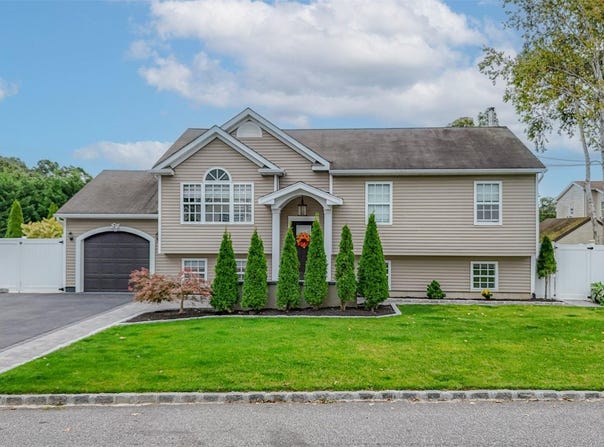 35 Lake Shore Drive, Ronkonkoma, NY 11779