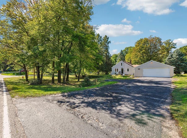 625 Bear Avenue N, Vadnais Heights, MN 55127