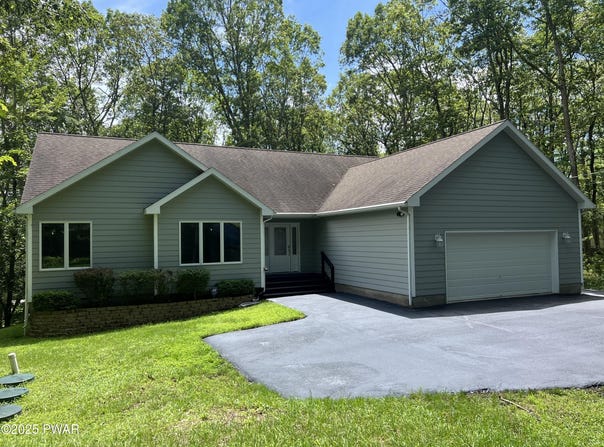 802 Appaloosa Court, Lords Valley, PA 18428