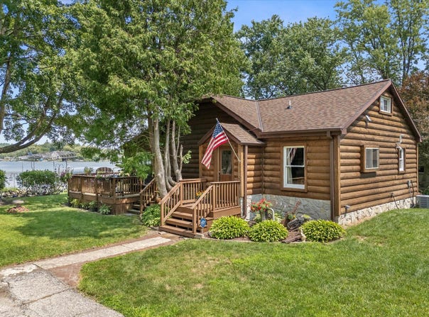 5032 Lakeview Ave, Hubertus, WI 53033