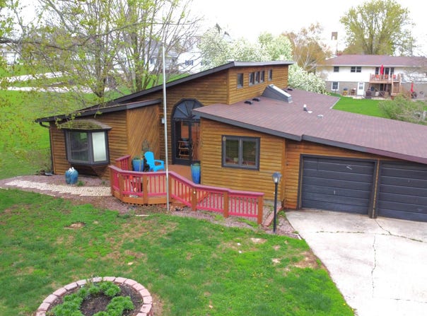 107 4th Street NE, State Center, IA 50247