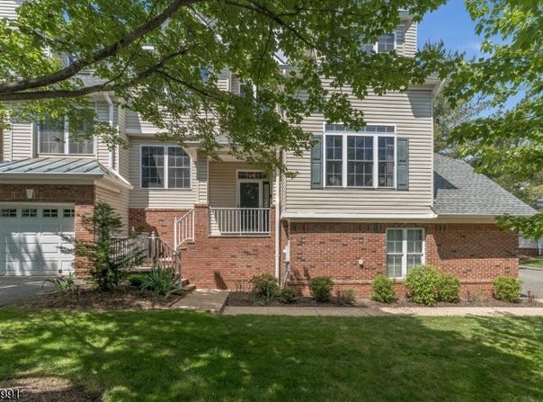 27 Loft Dr, Bridgewater Twp., NJ 08836-2262