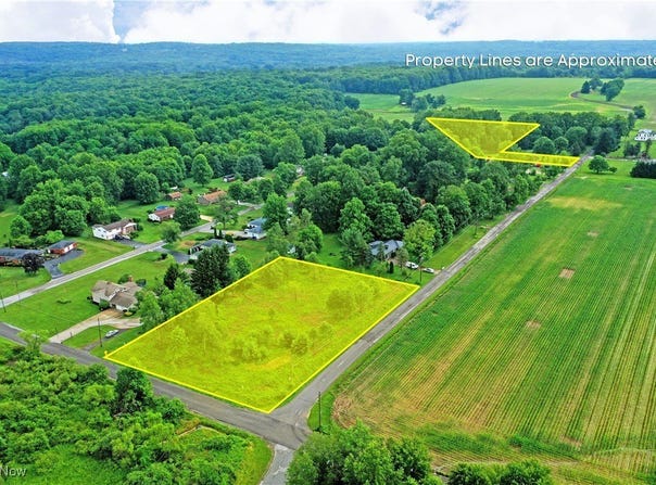 Jacqueline Drive NE, Brookfield, OH 44403