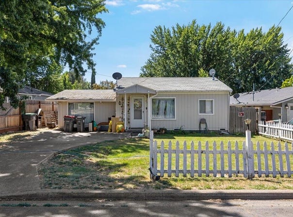 2080 College Way, Medford, OR 97504