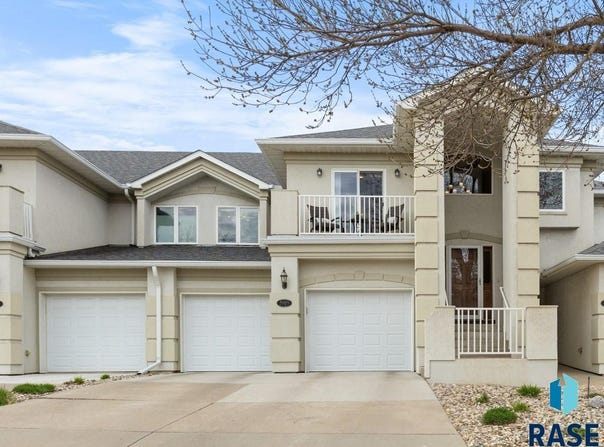 5919 S Grand Lodge Pl, Sioux Falls, SD 57108