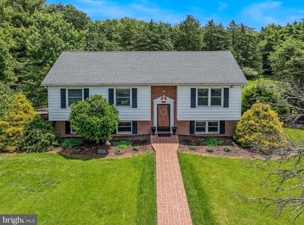 106 MASON FARM DRIVE, KEARNEYSVILLE, WV 25430