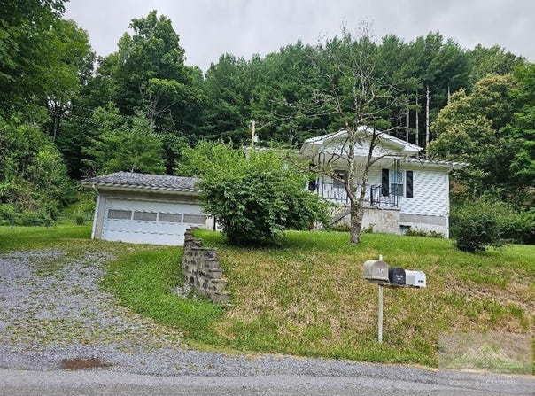 952 Tip Top, NORTH TAZEWELL, VA 24630